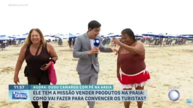 Dudu fala com banhistas em sua estreia na Record (Foto: Reprodução / Record)
Dudu fala com banhistas em sua estreia na Record (Foto: Reprodução / Record)