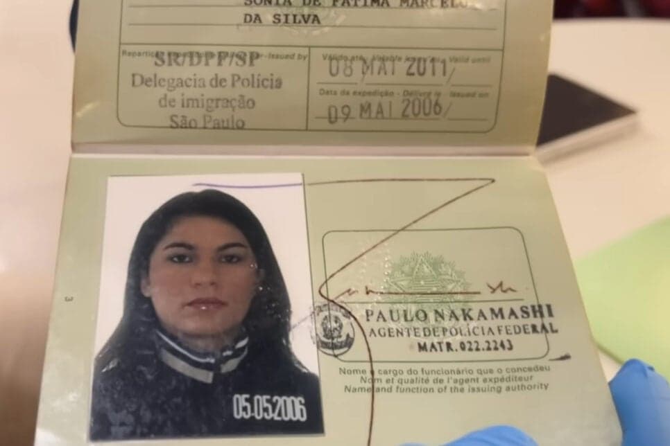 Homem encontra passaporte de Eliza (Foto: Reprodução / Portal Leo Dias)