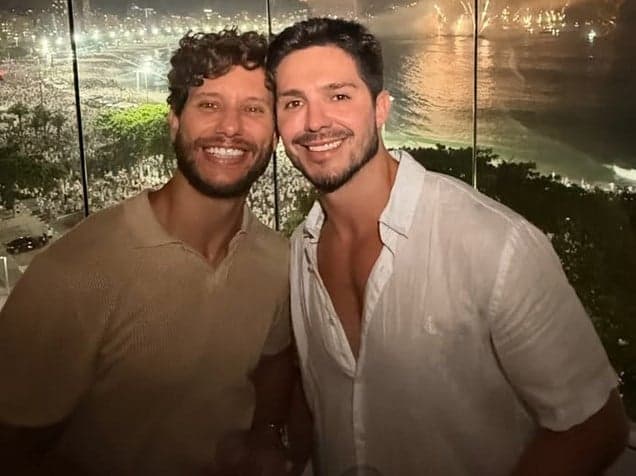 Astro de novela das 21h da Globo assume relação gay (Foto: Reprodução / Instagram / Globo)