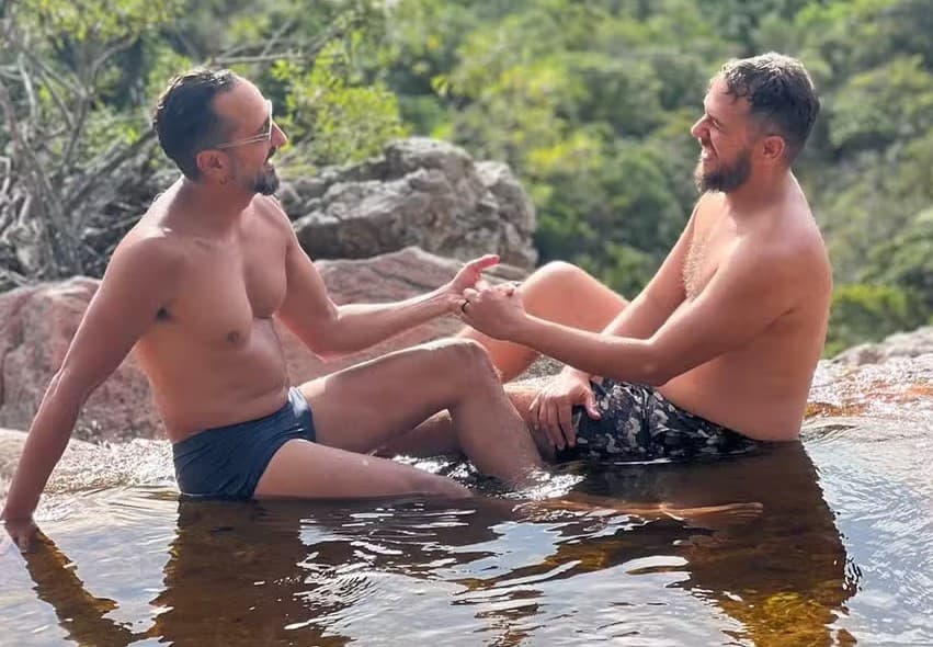 O ator das 21h da Globo ao lado do companheiro (Foto: Reprodução / Instagram)
O ator das 21h da Globo ao lado do companheiro (Foto: Reprodução / Instagram)
