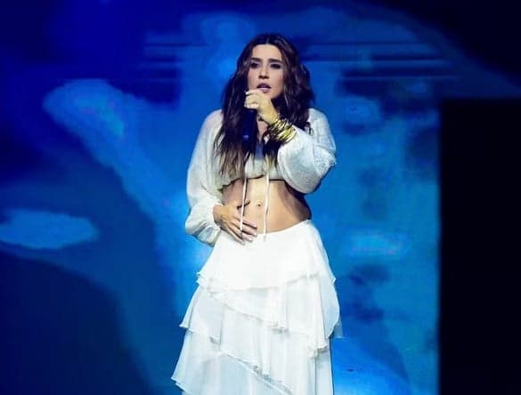 Lauana Prado anuncia gravidez em show no Rio (Foto: Webert Belicio / AgNews)