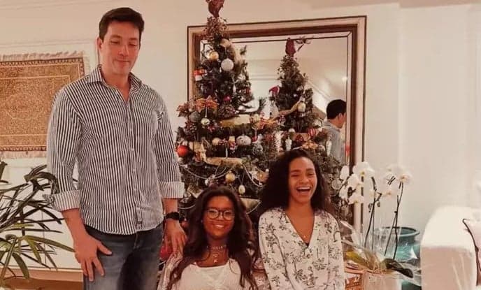 Maria Silva e Laura, filhas de Gloria Mari, com o tutor Paulo Mesquita (Foto: Reprodução / Instagram)