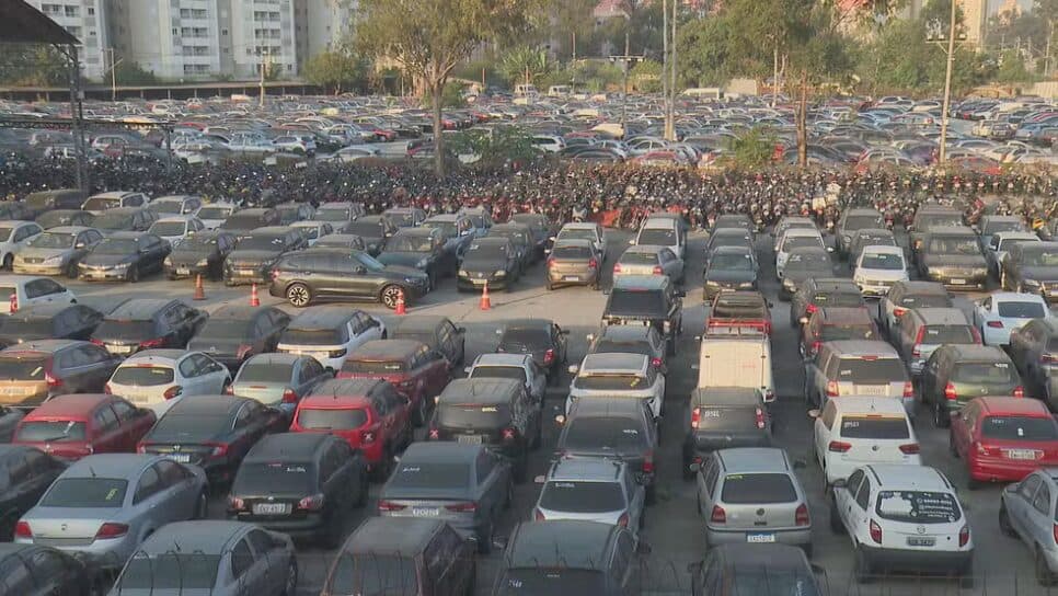 Pátio lotado de carros (Foto: Reprodução/ Internet) Pátio lotado de carros (Foto: Reprodução/ Internet)