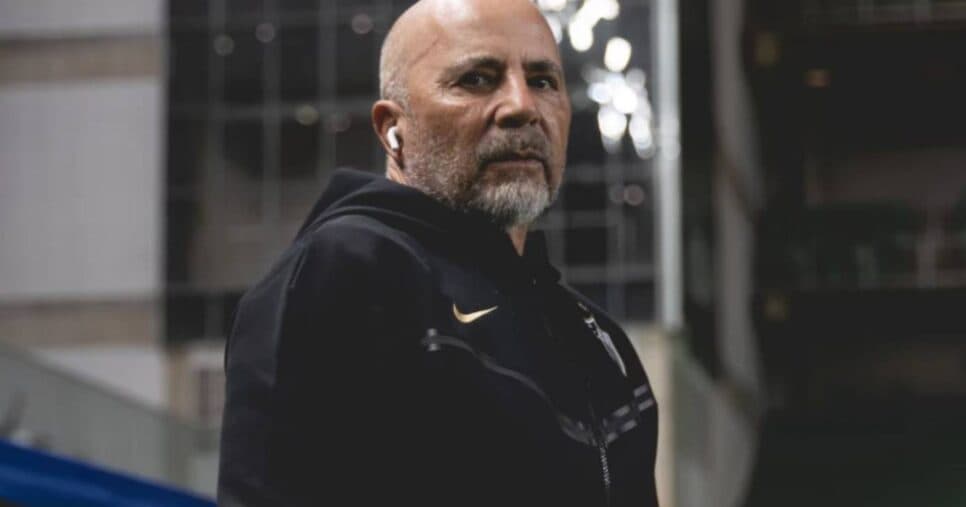 Sampaoli pede e SAF do Atlético-MG negocia com volante e mais um reforço para o meio do ano