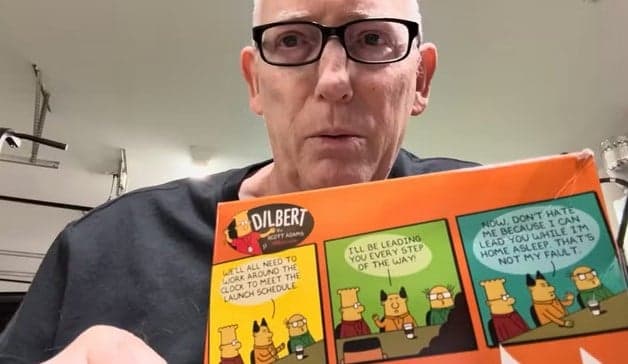 Morre Scott Adams, criador do quadrinho 'Dilbert', aos 68 anos (Foto: Reprodução / YouTube)
