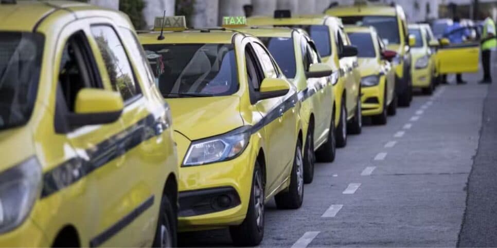 Táxis com mais de 10 anos podem estar proibidos de circular no RJ (Reprodução: Divulgação)