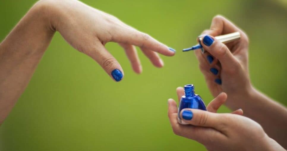 Como evitar esmalte grosso e pegajoso para ter unhas intactas por semanas