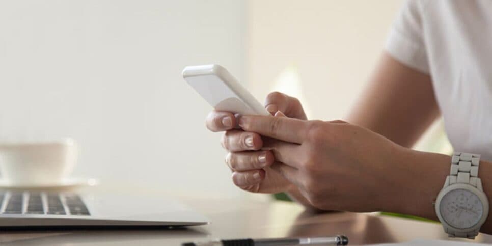 Usar celular no trabalho pode gerar demissão por justa causa (Reprodução: Canva)
