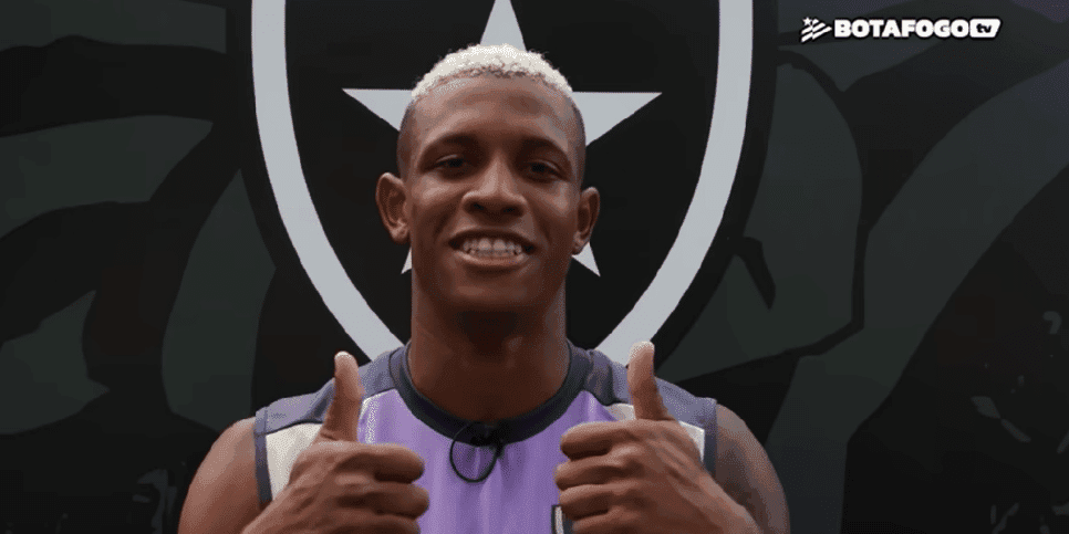 Danilo no dia em que foi anunciado no Botafogo (Foto: Reprodução/Botafogo TV)