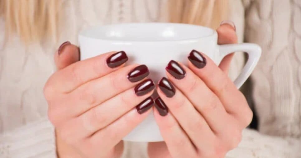 5 cores de esmalte que valorizam as mãos das mulheres e ajudam a deixar o look mais bonito e chic