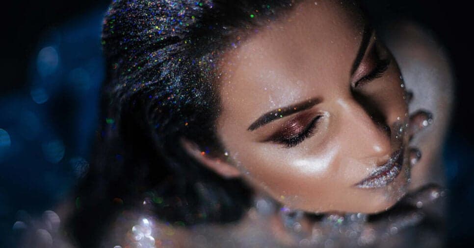 Intacto do bloquinho de Carnaval ao after: 3 produtos baratinhos que fixam o glitter na pele e no cabelo