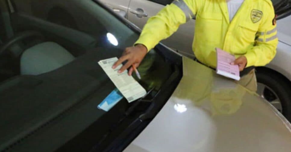 Por que milhares de carros estão sendo multados todos os dias por guardas de trânsito nos shoppings?