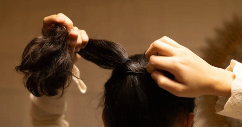 Esqueça o cabelo liso: Novo penteado está rejuvenescendo mulheres 50+ e já é febre em 2026