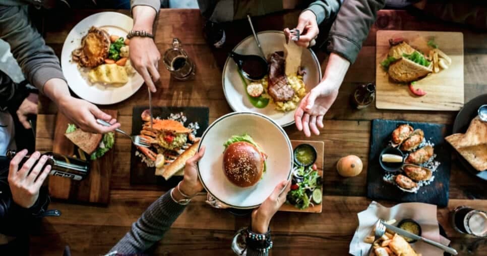 Taxa de serviço em restaurantes: Você é obrigado a pagar em 2026?