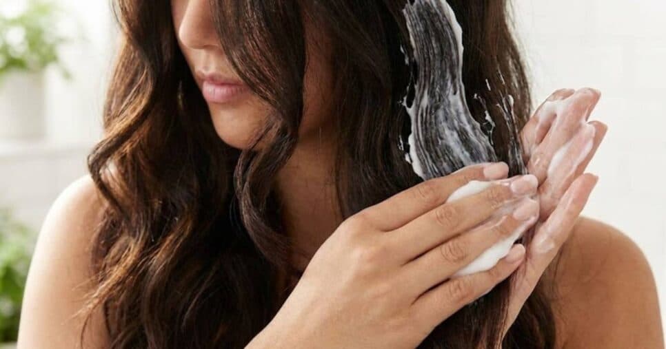 Como fazer máscara capilar caseira com açúcar para hidratar o cabelo profundamente