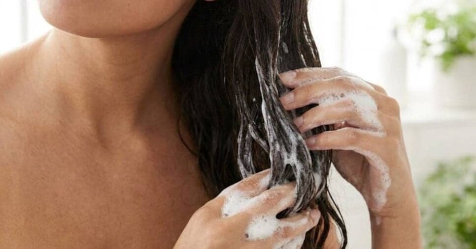 Como fazer shampoo caseiro que hidrata e cobre os fios sem uma gota de química