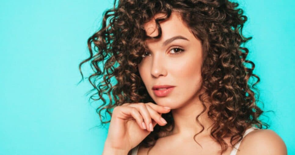 Menos de R$ 25: Produto da DaBelle deixa cacho definido por 72 horas e reduz o frizz