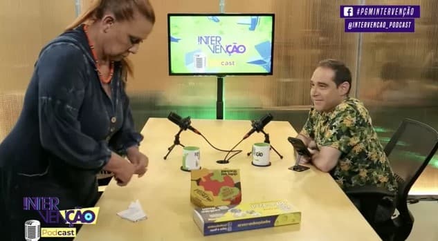 Rita Cadillac abandona podcast e rasga papéis (Foto: Reprodução / YouTube)