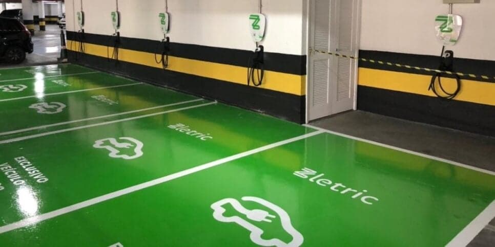 Vaga exclusiva para carros elétricos e híbridos (Reprodução: Divulgação)