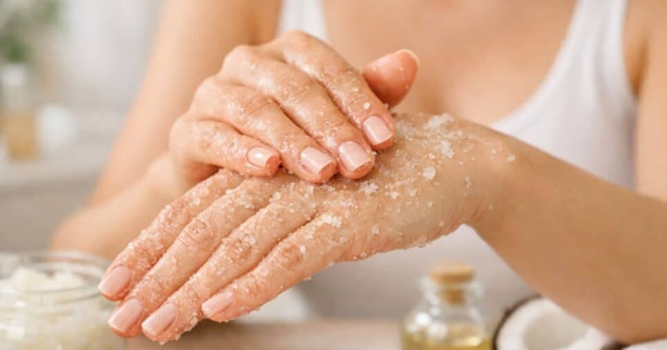 Como fazer esfoliante caseiro com açúcar para renovar a aparência em casa