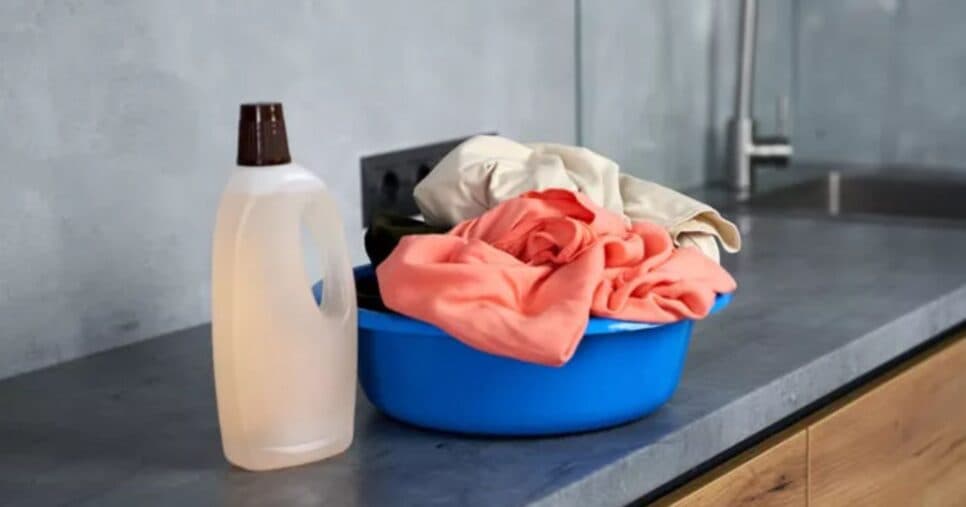 Tchau, lavanderias: Como tirar manchas de água sanitária da roupa em casa