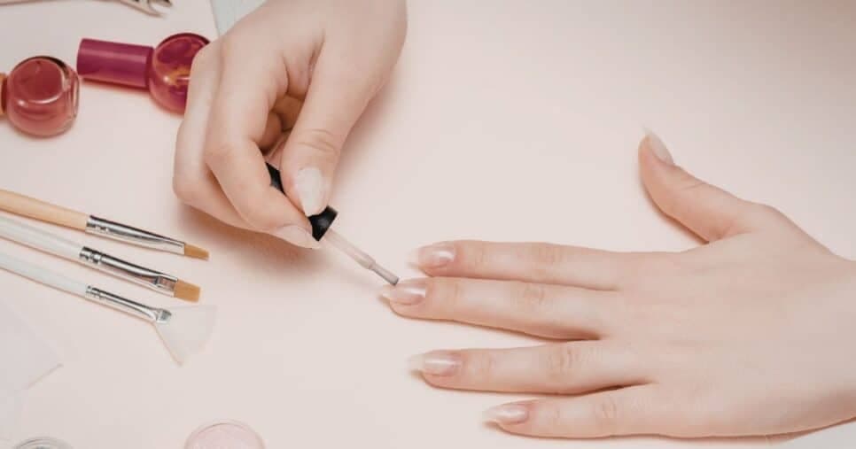 Unhas lindas por mais tempo: O truque que mantém seu esmalte intacto por até 15 dias