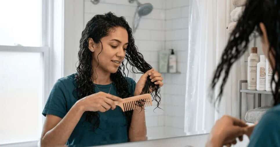 O pente que evita a quebra no cabelo molhado sem precisar usar produtos caros