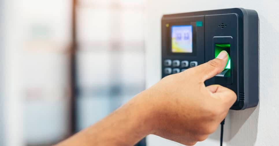 5 ou 10? Lei do ponto eletrônico informa quantos minutos CLTs têm de tolerância