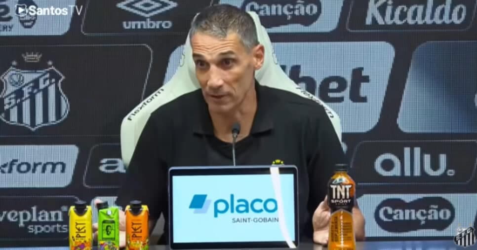 Vojvoda é comunicado no Santos sobre saída de meio-campista antes de jogo contra o Corinthians