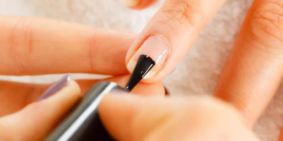 Utilize a base fortalecedora para deixar as unhas inquebráveis (Reprodução: Divulgação)