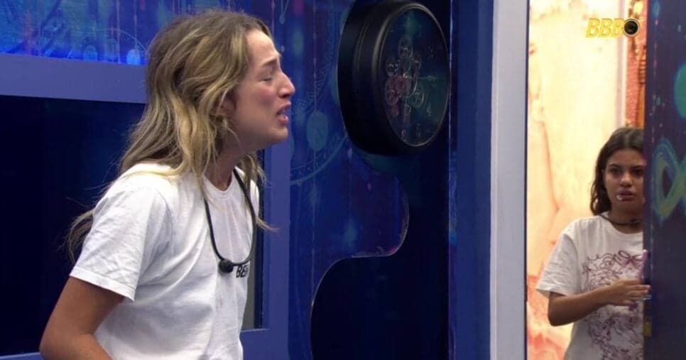 BBB26: Samira surta com Juliano, bate porta e o chama de idiota: "Me respeita"