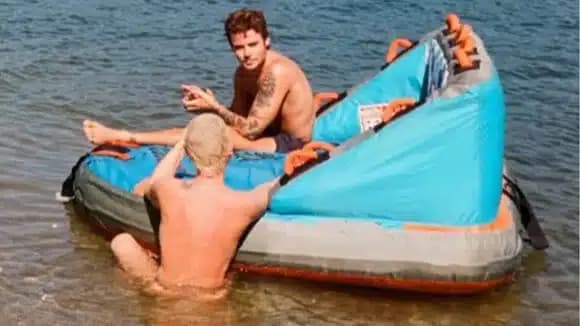 Xuxa aparece sem roupa na parte de cima em foto com o genro (Foto: Reprodução/ Instagram)