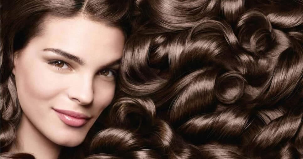 Fios brilhantes: Como deixar o cabelo impecável em casa em 3 passos