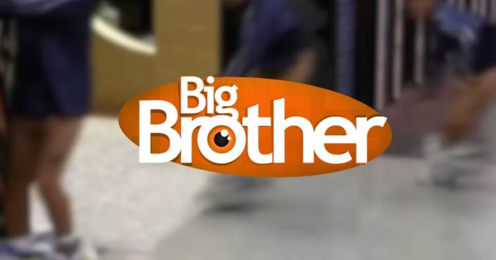Participante do Big Brother sai do banheiro às pressas e atende o big fone pelado: "Socorro"