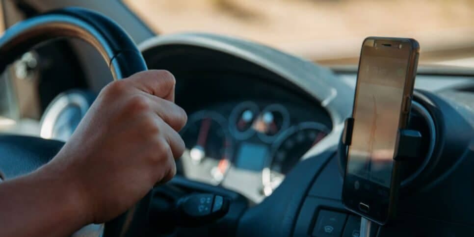 Proposta prevê mudar infração por mexer no celular dirigindo (Reprodução: Montagem TV Foco)