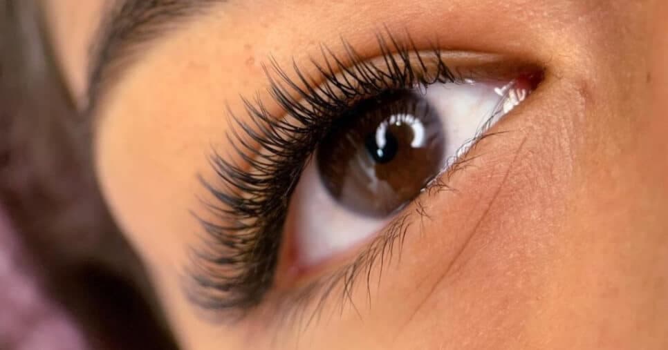 Cílios enormes e com volume sem extensão (Foto: Divulgação)