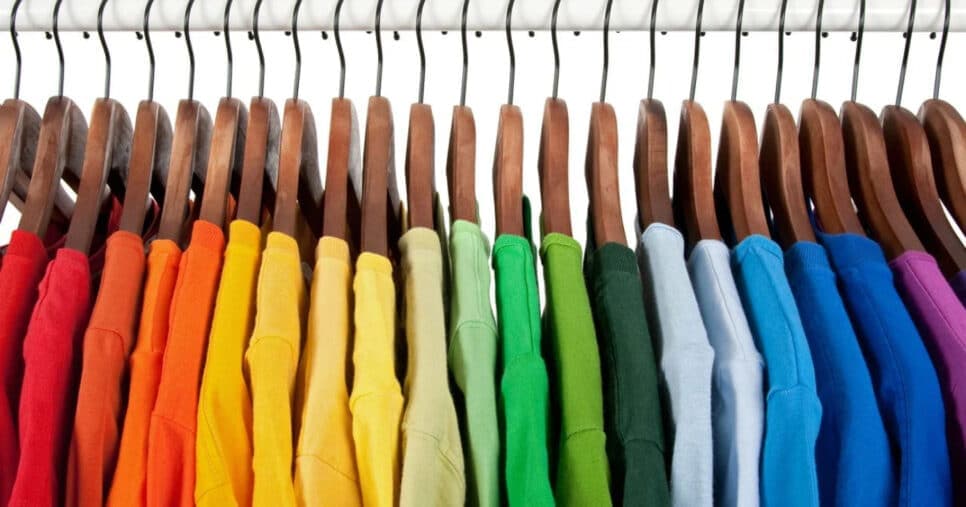 Efeito Lipo: 5 cores de roupas que afinam a silhueta e serão tendência em 2026