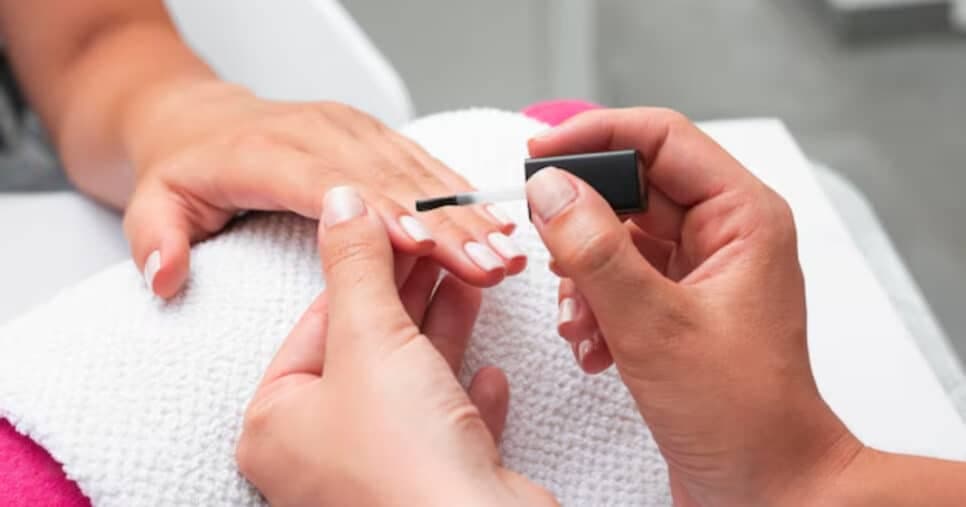 Tchau, manicure: Como deixar as unhas perfeitas fazendo em casa