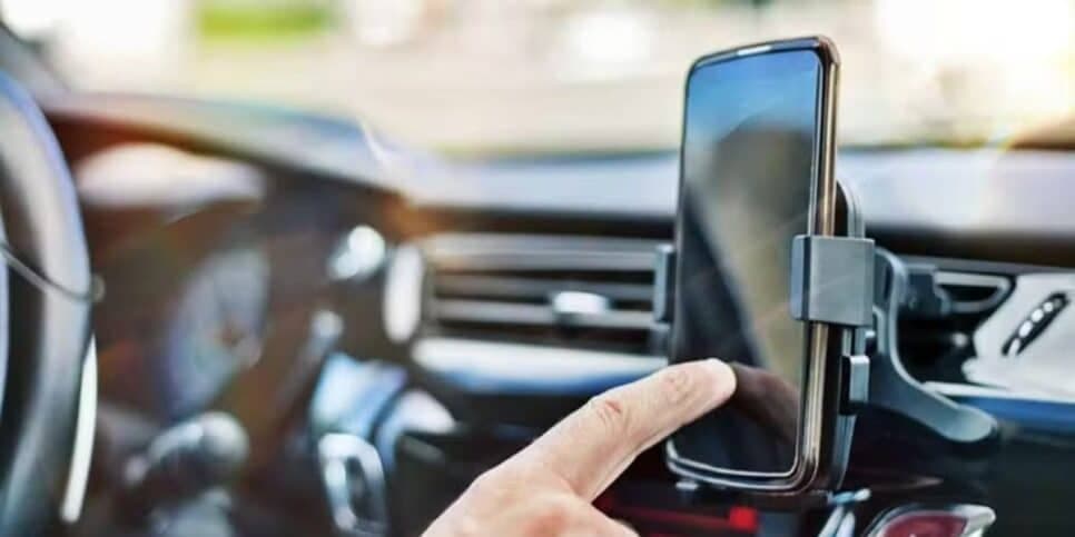 Motoristas de app poderão mexer no celular em certas situações (Reprodução: Divulgação)