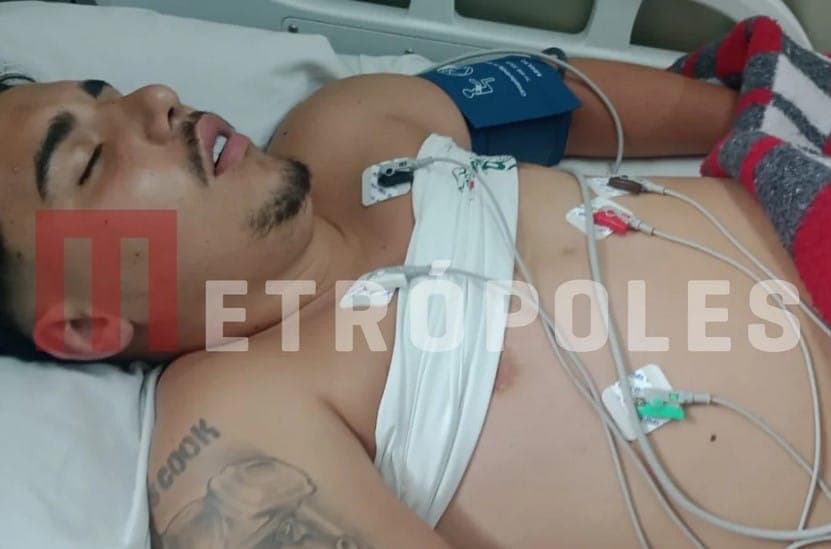 Pedro do BBB26 na cama de hospital (Foto: Reprodução / Coluna Fábia Oliveira / Portal Metrópoles)