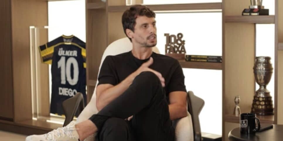 Rodrigo Caio revelou porque deixou o Flamengo (Reprodução: 10 & Faixa / Youtube)