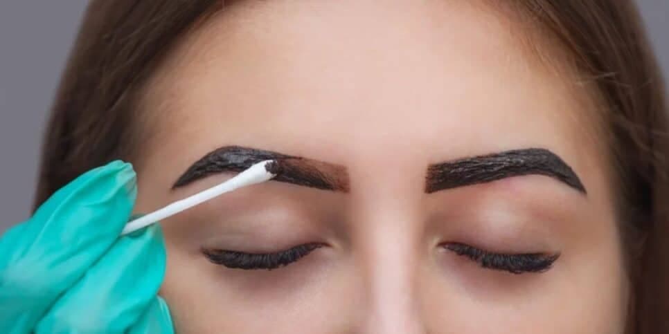 Sobrancelha de Henna para substituir a micropigmentação (Reprodução: Divulgação)