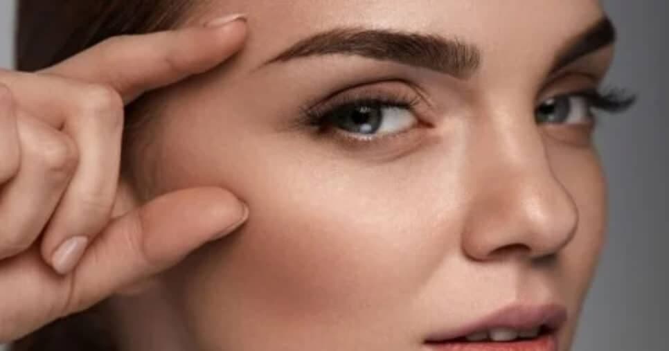 Nem maquiagem nem micropigmentação: 5 dicas para sobrancelhas mais preenchidas de forma natural