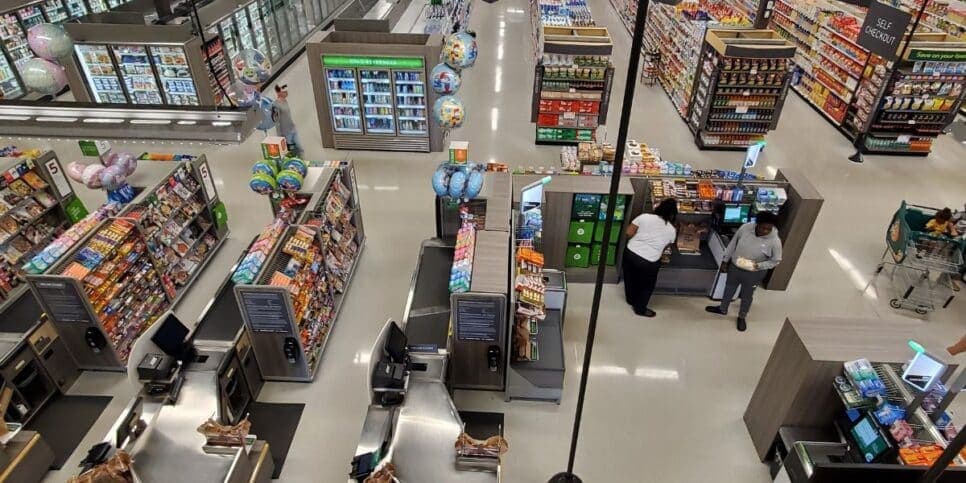 Supermercados seguem abrindo aos domingos em São Paulo (Reprodução: Canva)