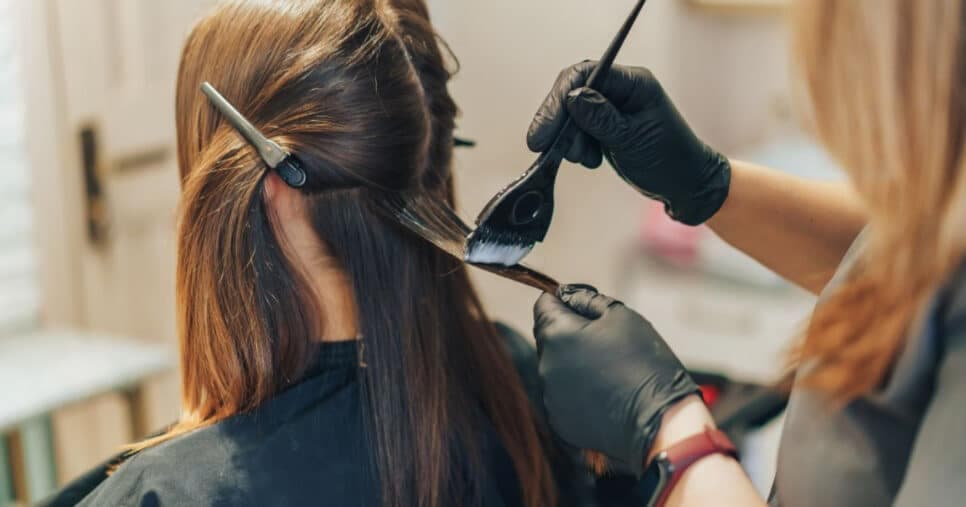 Cabeleireiros não te contam: O truque secreto que faz a tinta durar mais tempo no cabelo