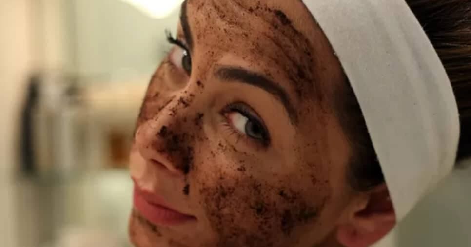 Adeus olheiras: Mistura caseira com borra de café clareia o rosto em 10 minutos
