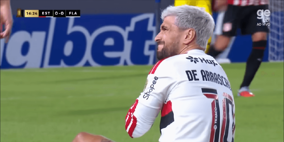 Arrascaeta sentindo dor no ombro no Flamengo (Foto: Reprodução/ YouTube/ GeTV) Arrascaeta sentindo dor no ombro no Flamengo (Foto: Reprodução/ YouTube/ GeTV)