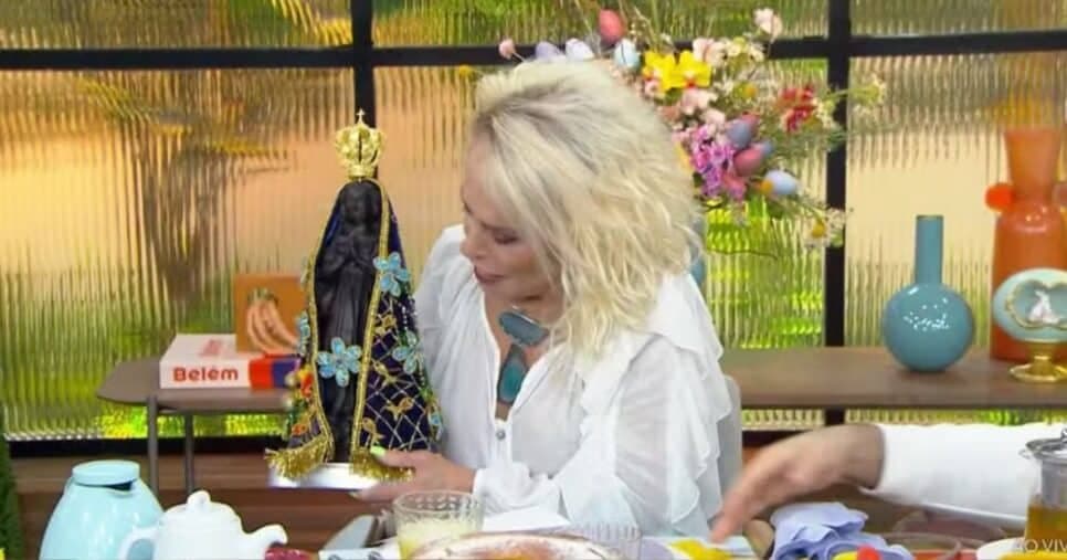 Ana Maria recebe presente (Foto: Reprodução / Globo)