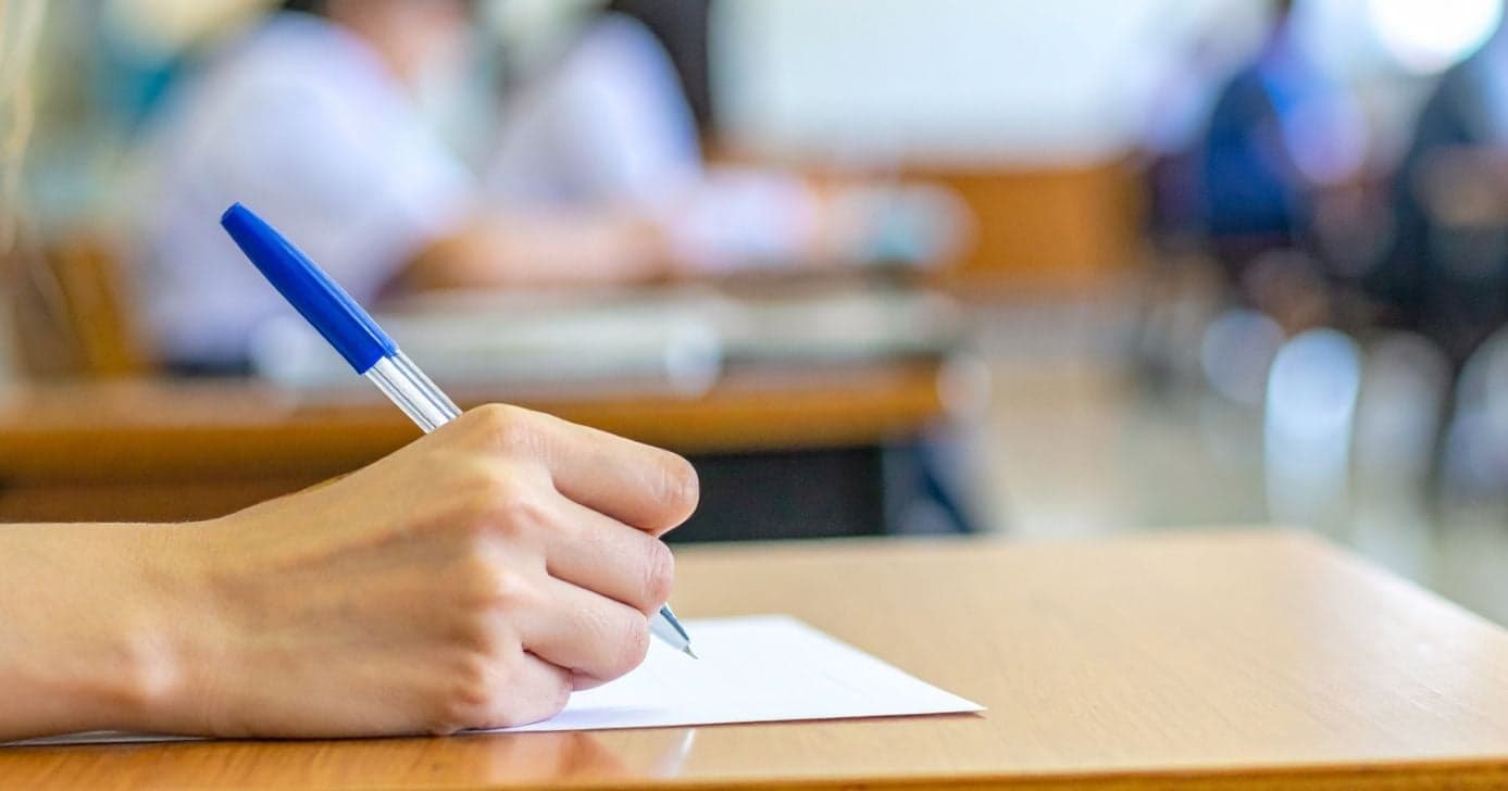 Estudante fazendo prova (Foto: Canva)