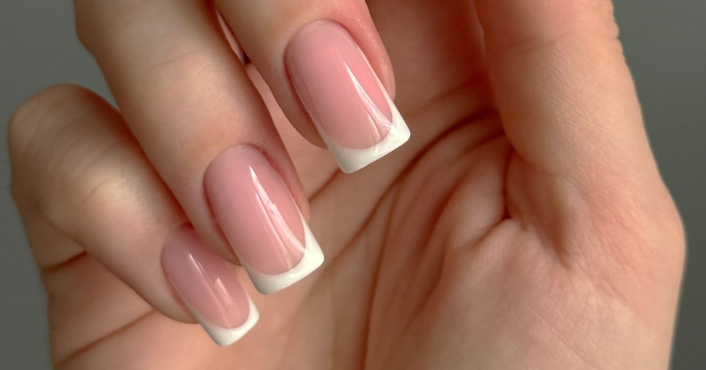 Unhas com francesinhas (Foto: Canva)